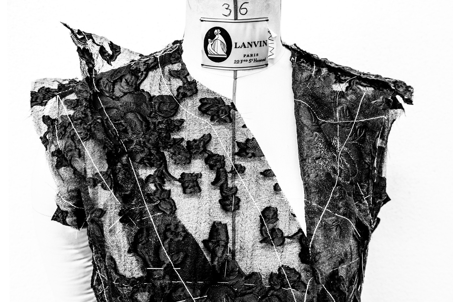 Robe brocarts en construction réalisée par les ateliers Lanvin pour l’exposition. Photographie © But Sou Lai