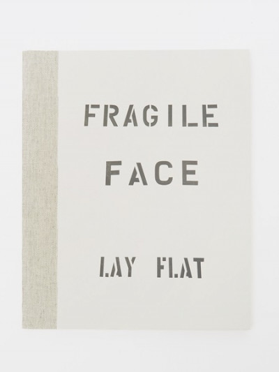 Scott – Fragile Face Lay Flat ; edition limitée à 250 exemplaires numérotés