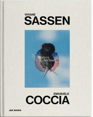Sassen – Alchimie moderne ; signé par Viviane Sassen