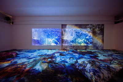 Un cours de <em>Color relaxation</em> dans l’exposition Maya Rochat, avec Julie Pujols