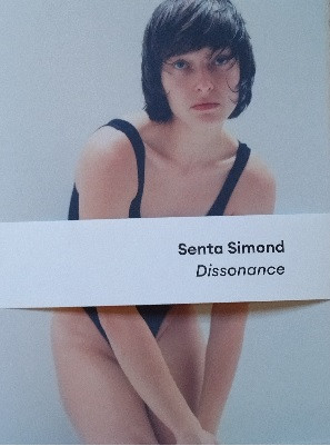 Simond – Senta Simond : Dissonance ; expo Maison européenne de la photographie 15/12/23 – 11/02/24 ; signé par la photographe