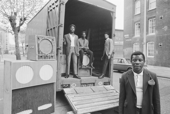 L&rsquo;exposition Dennis Morris — <em>Music + Life</em> voyage à Londres !