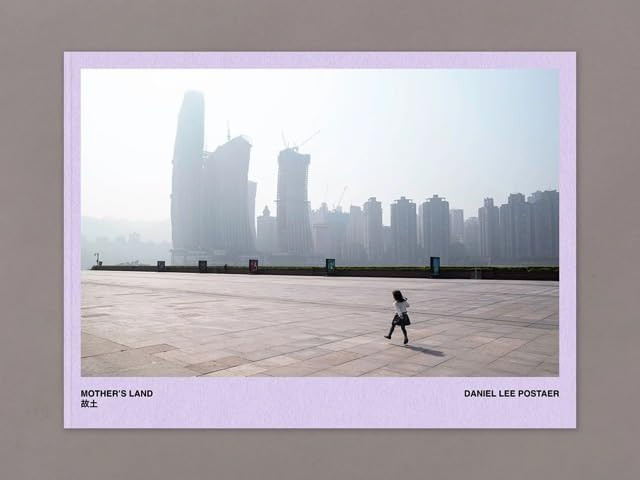 Postaer - Mother's Land ; signé par le photographe